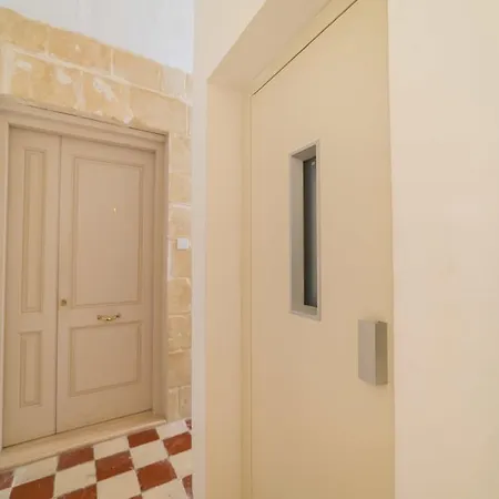 Apartment Large, Bright And Chic 2-bdr Valletta